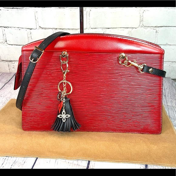 Louis Vuitton red Epi shoulder bag or crossbody with charms - Picture 2 of 15